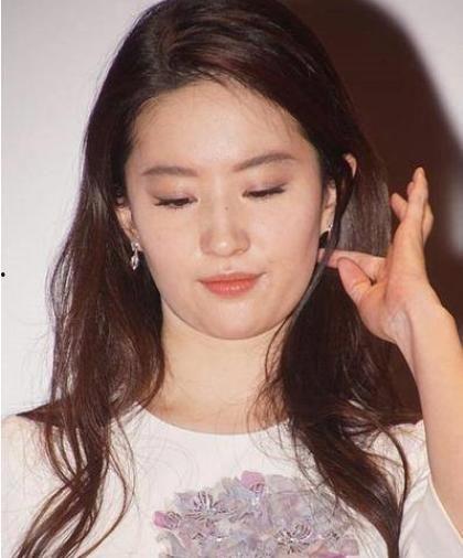 娱乐圈吃瓜刘亦菲,娱乐圈的瓜田，她如何成为焦点？