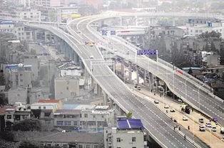 武汉长丰大道新闻头条,多车连环相撞，交通受阻紧急救援